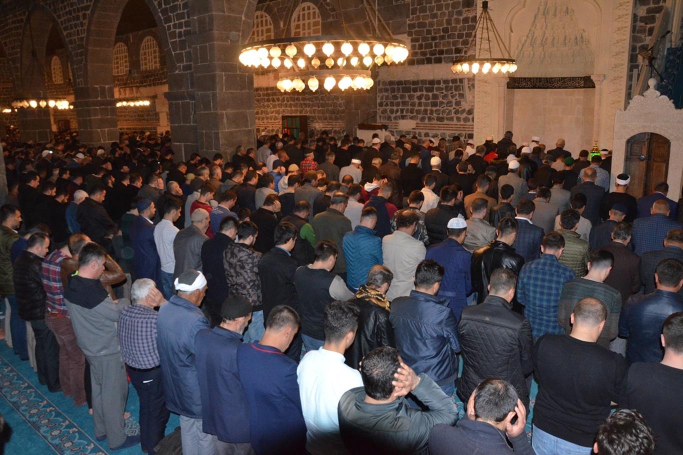 ​Diyarbakırlılar Berat Kandilini Ulu Cami'de ihya etti